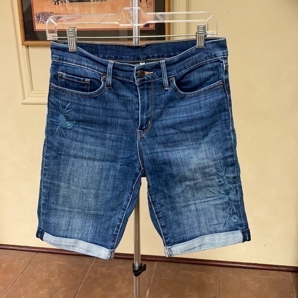 Levi’s Bermuda Jean Shorts size 28 - Picture 1 of 4